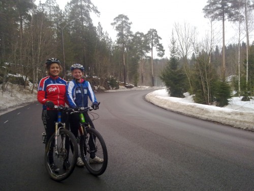 Ellinor og Ingvild på vei ned etter et ekstra intervall